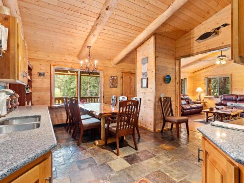 - une cuisine et une salle à manger avec une table et des chaises dans l'établissement Pine Haven Resort, à Estes Park