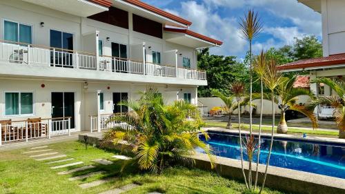 ein Haus mit Pool davor in der Unterkunft Villa del OZ Resort in Panglao