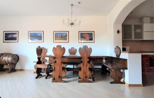 - une salle à manger avec une table et des chaises en bois dans l'établissement ALICE di SOPRA, à Andalo