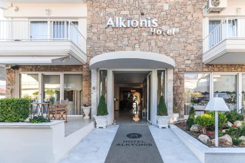 Alkyonis Hotel tesisinin ön cephesi veya girişi