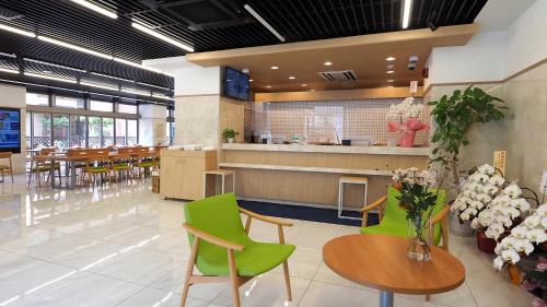 Restoran ili neka druga zalogajnica u objektu Toyoko Inn Iseshi Eki