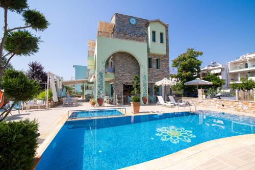 uma piscina em frente a um edifício em Villa Anthelion em Limenaria