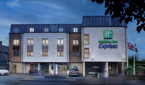 zewnętrzny widok na budynek radisson express w obiekcie Holiday Inn Express Windsor, an IHG Hotel w mieście Windsor