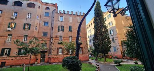 Blick auf ein altes Gebäude aus dem Fenster in der Unterkunft R.&T. Suite House Roma in Rom