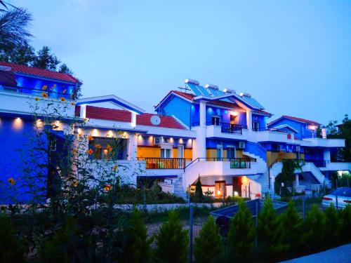 un gran edificio blanco con luces azules. en Blue Sea Beach Resort, en Skala Potamias