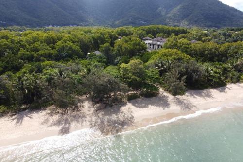 una vista aérea de una casa en la playa en 303 Temple Tranquility Triton Retreat, en Palm Cove