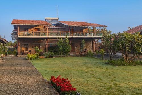 uma casa grande com um grande quintal em frente em SaffronStays Lake House Bouganvillea, Nashik - rustic pool villa with great lake views and patio dining em Nashik