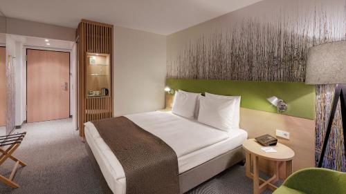 Un pat sau paturi într-o cameră la Holiday Inn Frankfurt - Alte Oper, an IHG Hotel