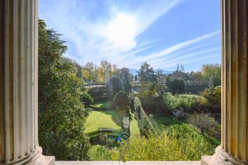 Un jardín fuera de Palazzo Froussard B&B and Living