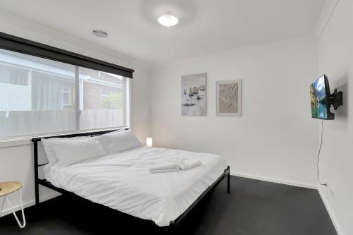 una camera con un letto bianco e una finestra di Retreat on Francis I Short and Long Stays a Geelong