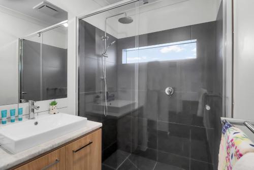 bagno con lavandino e doccia in vetro di Retreat on Francis I Short and Long Stays a Geelong