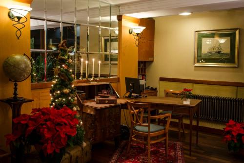 uma sala de estar com uma árvore de Natal e uma secretária em Hotel Willa Lubicz em Gdynia