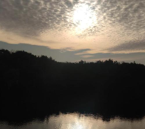 un coucher de soleil sur une étendue d'eau au soleil dans l'établissement Cabañas ecológicas Tongoy, à Tongoy