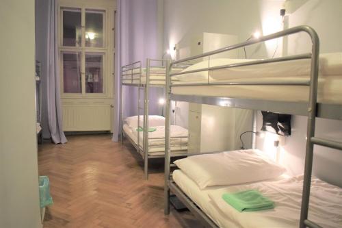 Säng eller sängar i ett rum på GLOBE Hostel Prague ADULTS ONLY