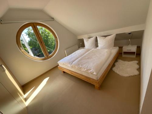 เตียงในห้องที่ Sonniges Jura Loft im Golf Paradies Hilzhofen