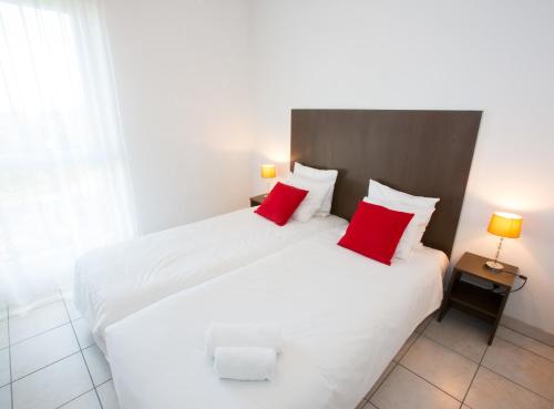 Giường trong phòng chung tại All Suites Appart Hôtel Bordeaux Mérignac - Aéroport