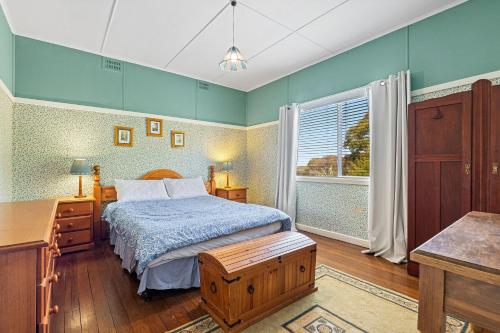 1 dormitorio con cama y ventana en 15 Clarke Street Narooma, en Narooma