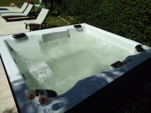 uma piscina de água com dois copos de vinho em Casa Simona Villa General Belgrano em Villa General Belgrano