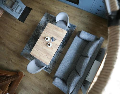 an overhead view of a living room with a table and a couch at Nora Berry in Nida