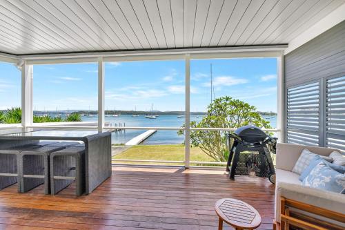 トロントにあるValentine Views Lakefront Tranquility with Private Jettyの水面の見えるポーチ