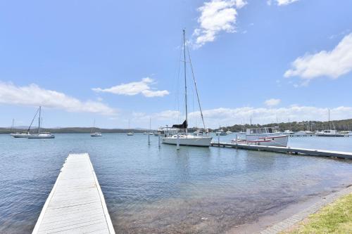 トロントにあるValentine Views Lakefront Tranquility with Private Jettyの水船の桟橋