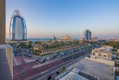 vista su una città con edifici e autostrada di Burj Al Arab View - 1BR in MJL Lamtara 1- Burj Al Arab View 703 a Dubai