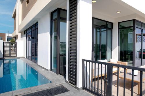 สระว่ายน้ำที่อยู่ใกล้ ๆ หรือใน Beach Villas by Olala Homes