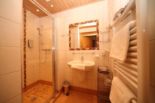 A bathroom at Hotel Garni Landhaus Trenkenbach