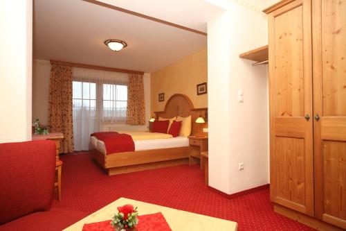 A bed or beds in a room at Hotel Garni Landhaus Trenkenbach