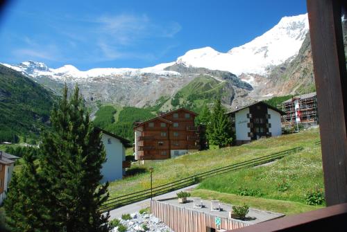 aus einem Fenster mit Bergblick in der Unterkunft Hotel Garni Jägerhof in Saas-Fee