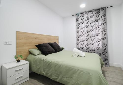 een slaapkamer met een bed en een dressoir bij La Maruca Beach Santander 3000 in Santander