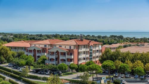 z góry widok na budynek z parkingiem w obiekcie Pini Village Lido Altanea w Caorle