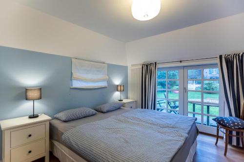 a bedroom with a bed and a large window at Ferienwohnung Abelke in Utersum