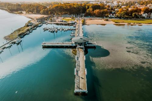 una vista aérea de un muelle en el agua en BlueApart Apartamenty Nexo, en Puck