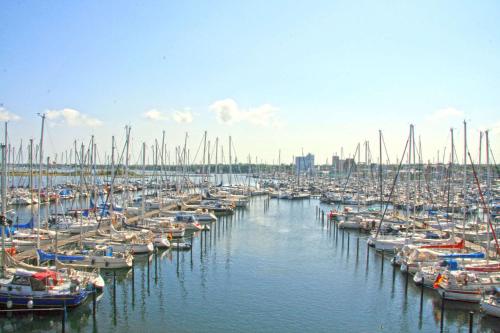 Ein paar Boote sind in einem Hafen angedockt. in der Unterkunft Yachthafenblick in Heiligenhafen