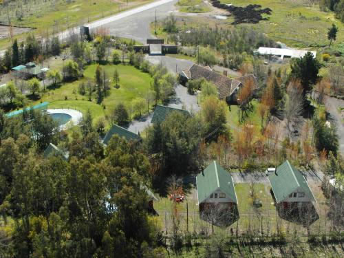 uma vista aérea de uma casa numa subdivisão em Cabañas Parque Salto del Laja em El Manzano