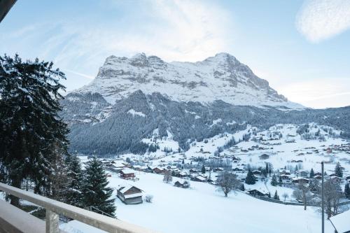 wioska pokryta śniegiem z górą w tle w obiekcie Jungfrau Lodge, Annex Crystal w mieście Grindelwald