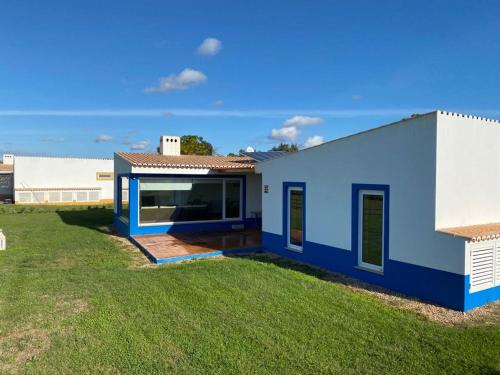 una casa azul y blanca con patio en Casa Bendi, en Cuba