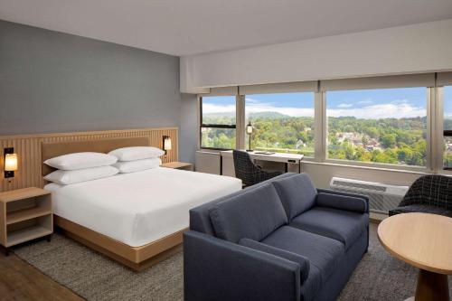 een hotelkamer met een bed en een bank bij Hyatt Regency Morristown in Morristown