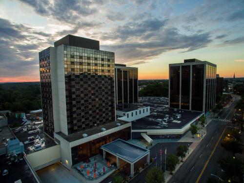 een luchtzicht op een gebouw met zonsondergang bij Hyatt Regency Morristown in Morristown