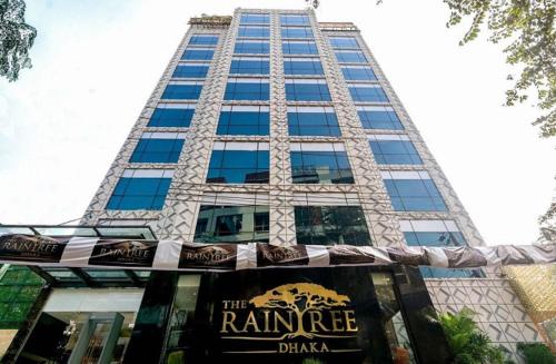 达卡The Raintree Dhaka - A Luxury collection Hotel的前面有标志的高楼