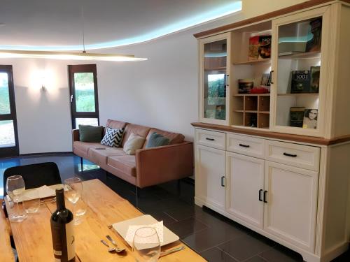 een woonkamer met een tafel en een bank bij G&P Housing Apartments - Premium in Altensteig