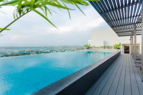 ein Pool auf dem Dach eines Gebäudes in der Unterkunft Accra Luxury Apartments @ The Lennox in Accra