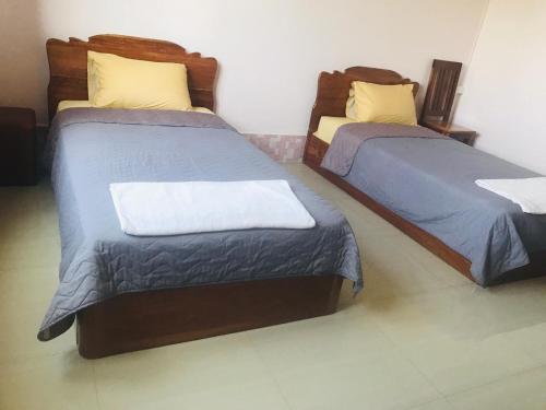 Cette chambre comprend 2 lits jumeaux. dans l'établissement xaythone guest house, à Savannakhet