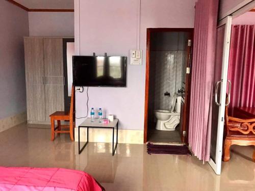 - une chambre avec un lit et une salle de bains avec des toilettes dans l'établissement xaythone guest house, à Savannakhet