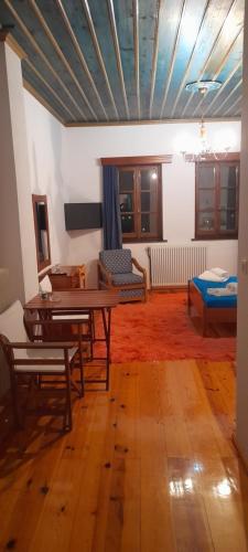 uma sala de estar com uma mesa e um sofá em ΠΑΝΟΡΑΜΑ ΤΣΕΠΕΛΟΒΟΥ em Tsepelovo