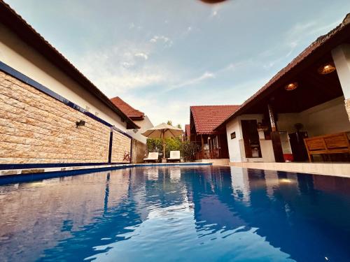 A piscina localizada em Kawi Penida Room ou nos arredores