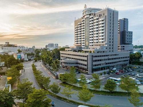 名古屋星球度假酒店的城市中一座大建筑的空中景观