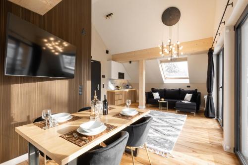 考斯赛力克Tatry Residence SPA的用餐室以及带桌椅的起居室。