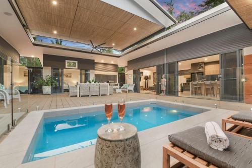 una piscina cubierta en una casa en Villa Thirty One - Balinese inspired Escape, en Cairns